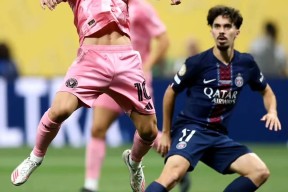 中国站入口-关键时刻曼联调整名单以备法国杯；刷新队史纪录环节打磨；压力陡增；更衣室氛围转暖的简单介绍